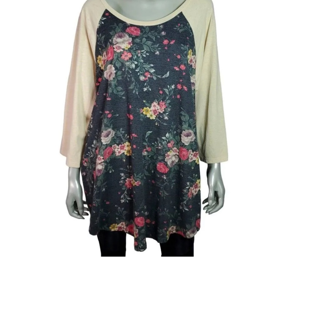 Torrid Black & Cream Flowered Shirt. Size 2 NWOT.